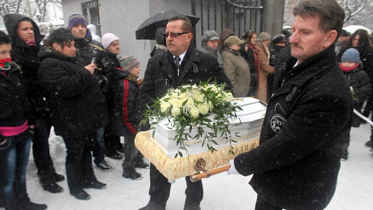 Sprawą śmierci półrocznej Madzi z Sosnowca żyła cała Polska, czy tego chciała, czy nie. I trwa ona nadal. Brały lub biorą w niej udział media (prym wiodą tabloidy), policja, Krzysztof Rutkowski, trochę politycy i przede wszystkim Katarzyna W., matka Madzi. Sprawa odżyła po dzisiejszej informacji "Gazety Wyborczej", która podała, że przyczyną śmierci dziewczynki nie był uraz głowy, ale uduszenie. Przypominamy najważniejsze fakty i wydarzenia dotyczące sprawy śmierci Madzi z Sosnowca.