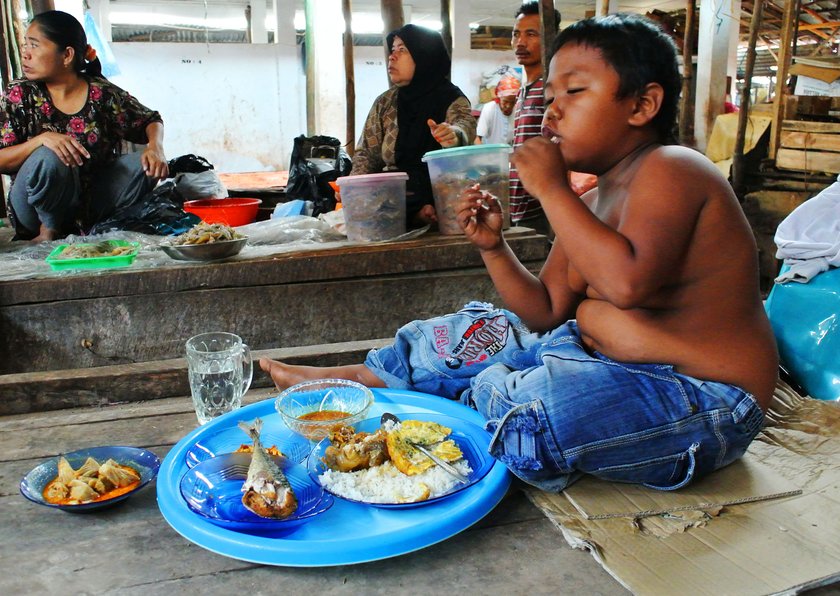 Indonezja. Aldi Rizal, palący i otyły chłopiec