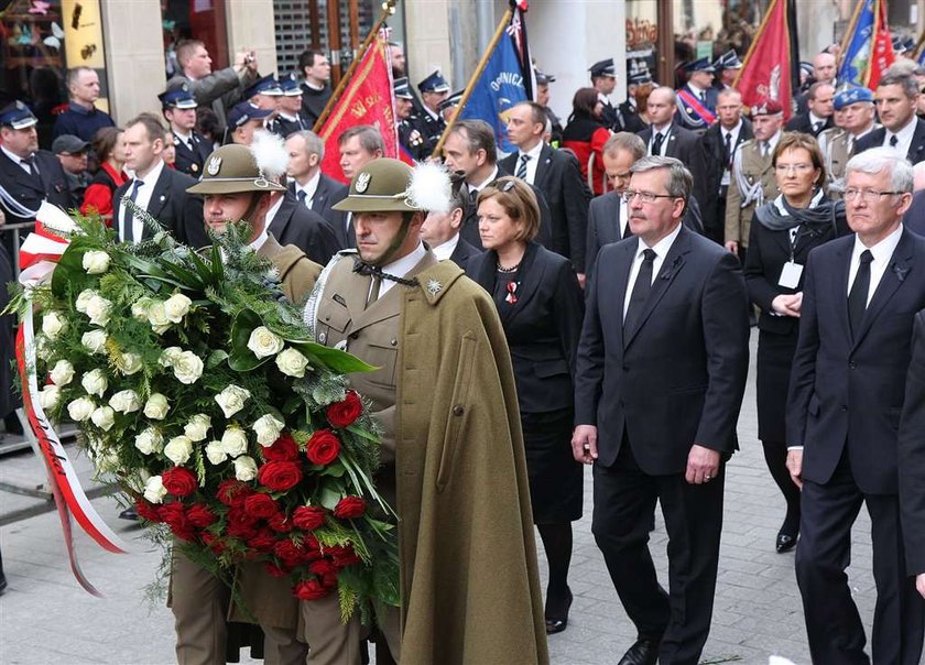 Lech Wałęsa stwierdził, że Bronisław Komorowski jest bardzo wrażliwym człowiekiem i by teraz nie rozklejać się podczas wystąpień pewnie pomagają mu jakieś środki uspokajające