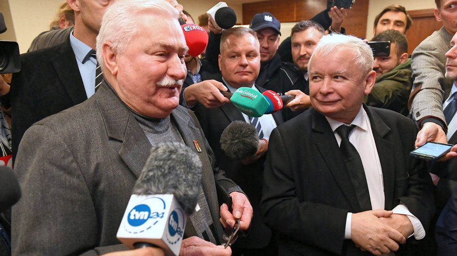 Lech Wałęsa oraz Jarosław Kaczyński na korytarzu Sądu Okręgowego w Gdańsku. 22.11.2018 r.