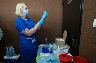 Nie każdy ma prawo do szczepień przeciw COVID-19. Ministerstwo Zdrowia wyjaśnia