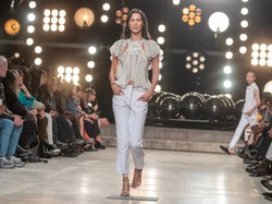 "Zapadła się". Internauci śmieszkują z twarzy Belli Hadid. FOTO