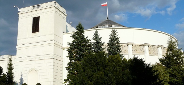 Zdumiewające kilometrówki. Na komisji stawiał się rzadko, ale prawie osiem razy objechał Ziemię