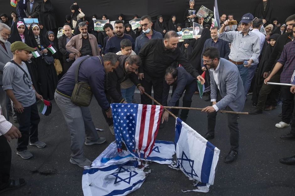 Paljenje zastava SAD i Izraela u Iranu