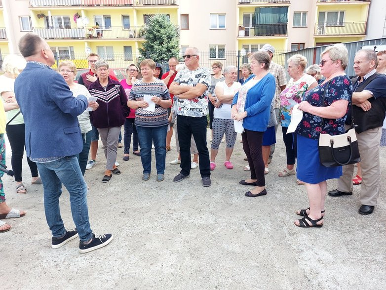 Problemy mieszkańców przy Kochanowskiego w Kutnie. Zły stan bloku kolejowego