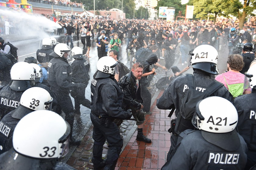 "Witamy w piekle". Starcia policji z demonstrantami przed szczytem G20 w Hamburgu
