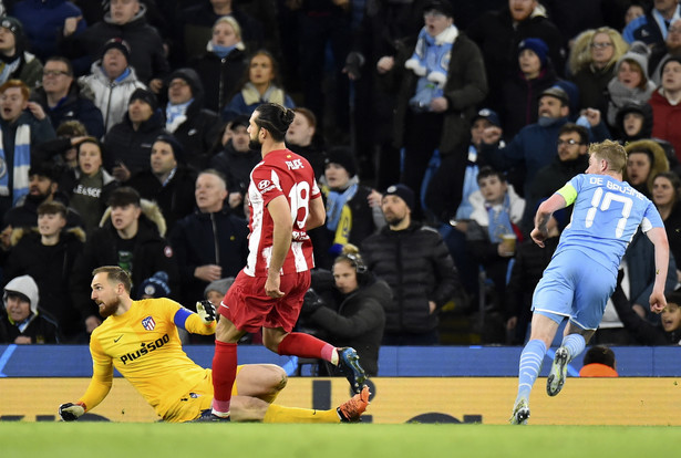 Piłkarz Manchesteru City Kevin De Bruyne (P) strzelający gola Atletico Madryt w ćwierćfinale piłkarskiej Ligi Mistrzów