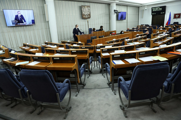 Rzecznik Praw Obywatelskich Adam Bodnar (L) oraz wicemarszałek Senatu Gabriela Morawska-Stanecka (2L) na sali plenarnej Senatu