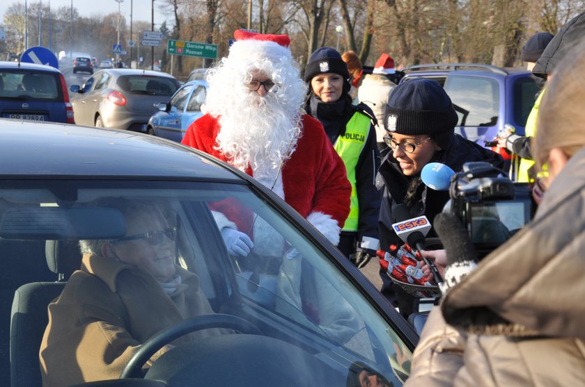 Policja wręczała kierowcom... rózgi