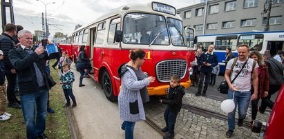 Parada zabytkowych autobusów przejechała ulicami miasta