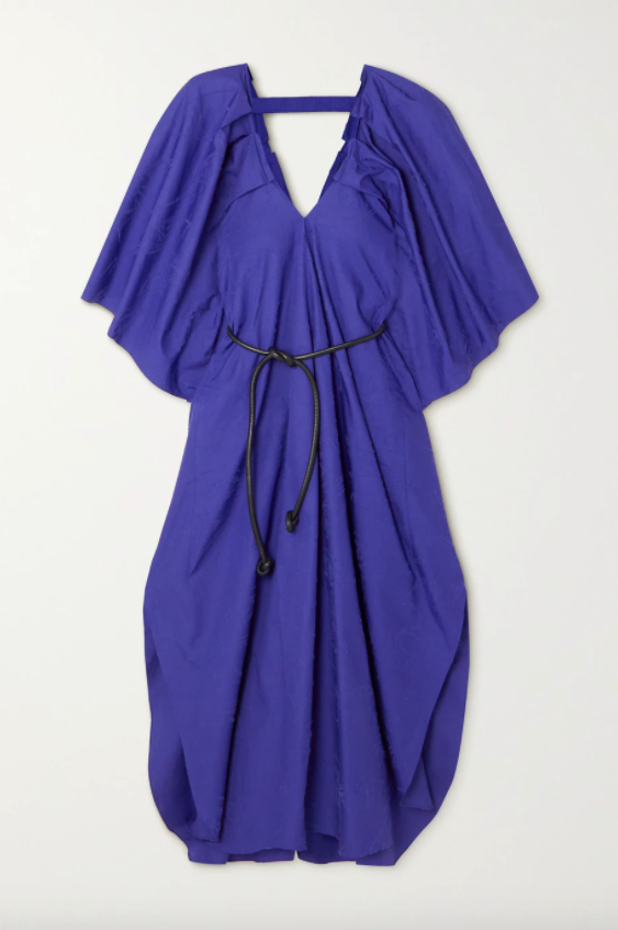 Robe mi-longue drapée bleu foncé, avec broderies et ceinture, de Roland Mouret pour environ CHF 888, via Net-a-porter.