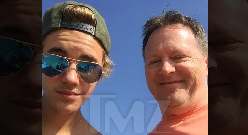 Justin Bieber takes a selfie with stranger