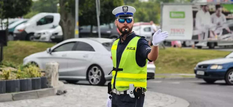 Kierowca nie zrozumiał poleceń policjanta?  Skończyło się kolizją [Nagranie]