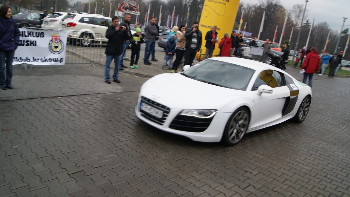 Kilkudziesięciu miłośników motoryzacji i ekologicznej jazdy stawiło się na starcie I Eko - Rajdu XL z Wieliczki do Zakopanego. W tych niecodziennych zawodach nie liczy się prędkość - 160 kilometrów pokonają bowiem w około 4 godziny. Dla niekonwencjonalnych rajdowców najważniejsze jest małe zużycie paliwa.