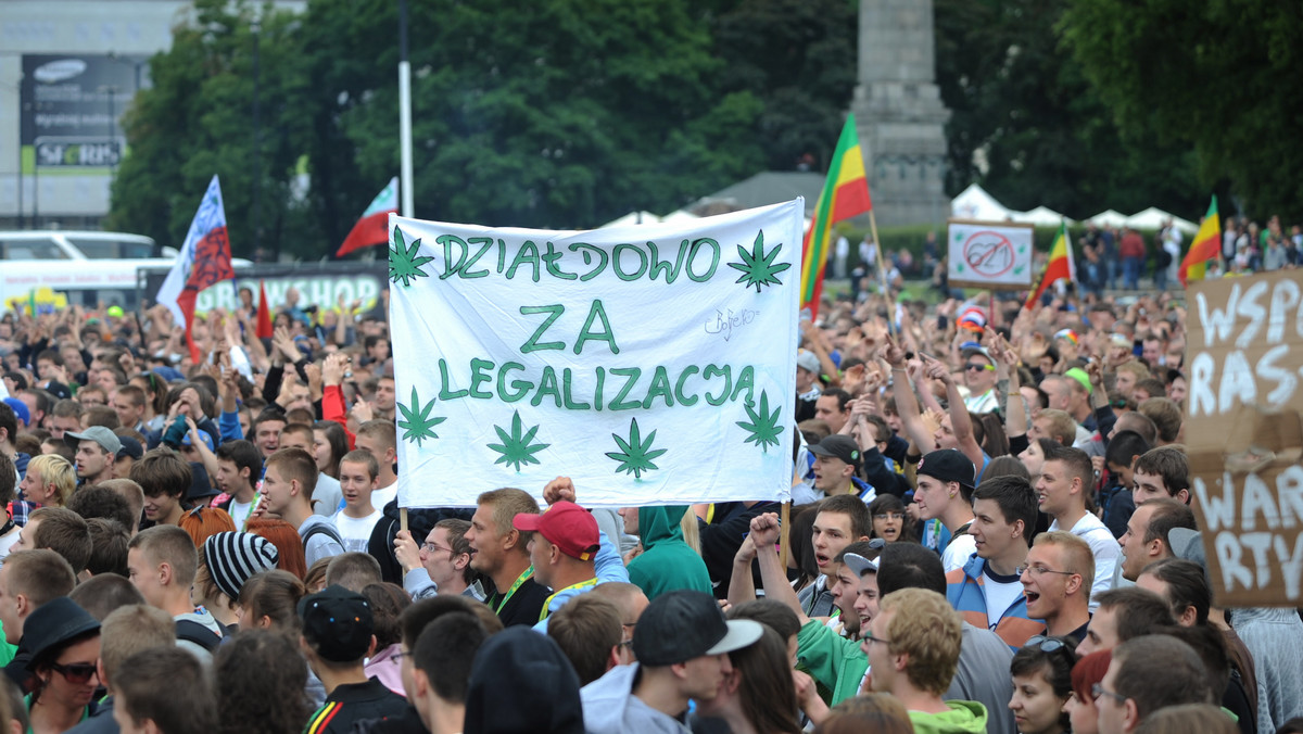 Pod hasłem "Sadzić, palić, zalegalizować" demonstrowali w sobotę w Warszawie zwolennicy legalizacji marihuany. Doszło do incydentów - w stronę funkcjonariuszy zabezpieczających "Marsz Wyzwolenia Konopi" poleciały butelki i jajka. Policja nie interweniowała.