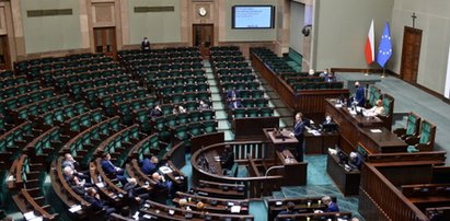 Skandal! Puste ławy sejmowe podczas ważnej debaty o ochronie granicy