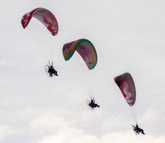 Pokaz lotów na paralotniach podczas Międzynarodowych Pokazów Lotniczych Air Show 2015 w Radomiu  <br><br>fot. (mr) PAP/Michał Walczak