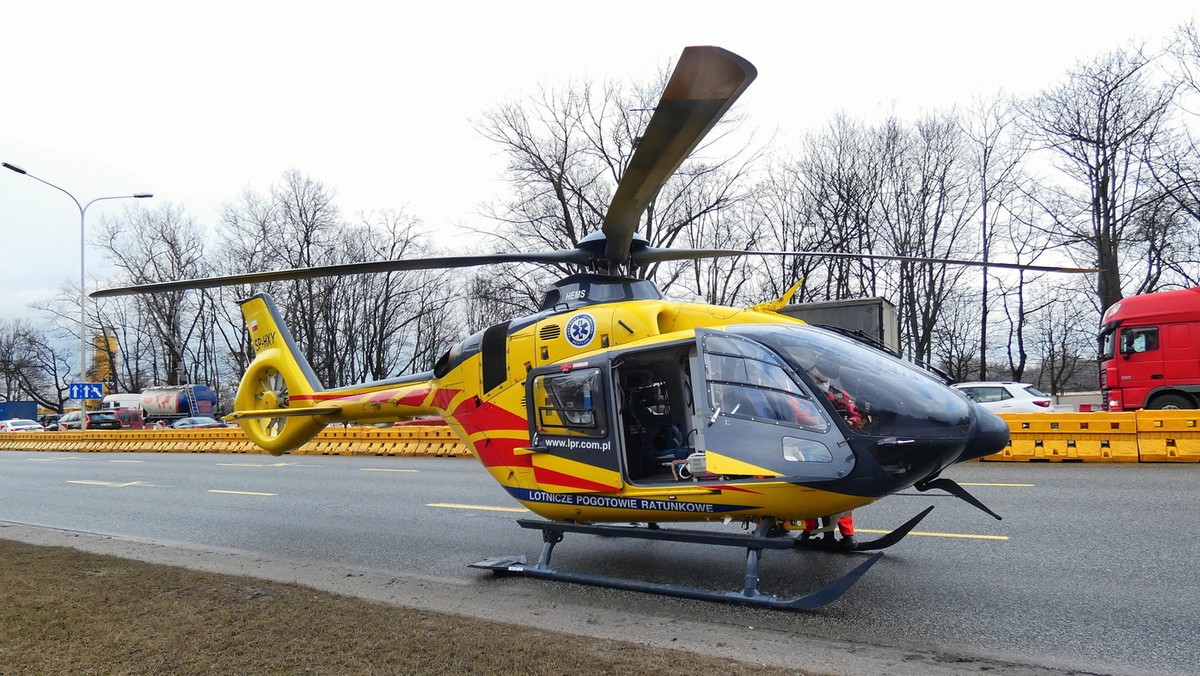 Wypadek w Warszawie. Zderzenie dwóch aut i karetki na ul. Puławskiej 