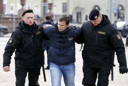 Demonstracja siły w Mińsku: Odwilż w relacjach Łukaszenki z Zachodem może przejść do historii