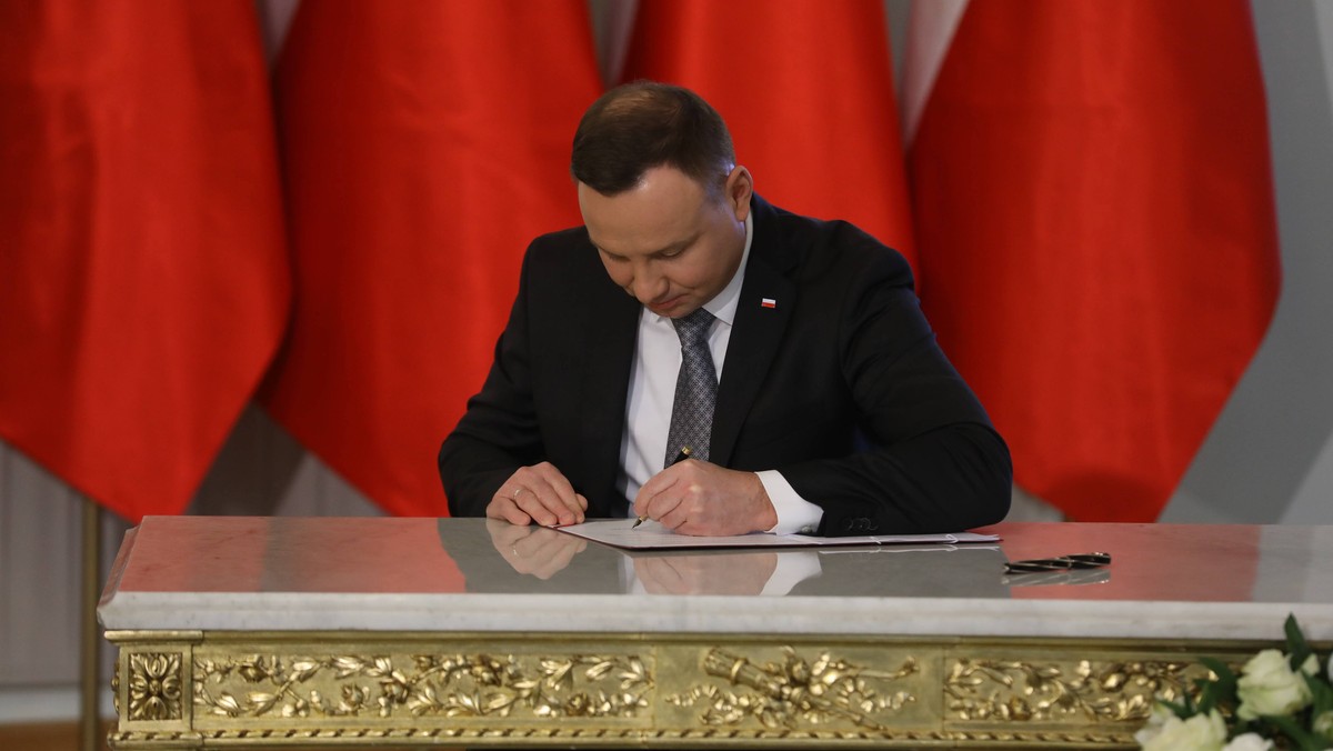 Warszawa, 30.01.2018. Prezydent Andrzej Duda podpisuje ustawę z dnia 10 stycznia 2018 r. o ograniczeniu handlu w niedziele i święta oraz niektóre inne dni, 30 bm. w Pałacu Prezydenckim w Warszawie. (awa) PAP/Rafał Guz