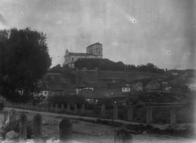 Potężne mury chroniły wiśniowiecki klasztor