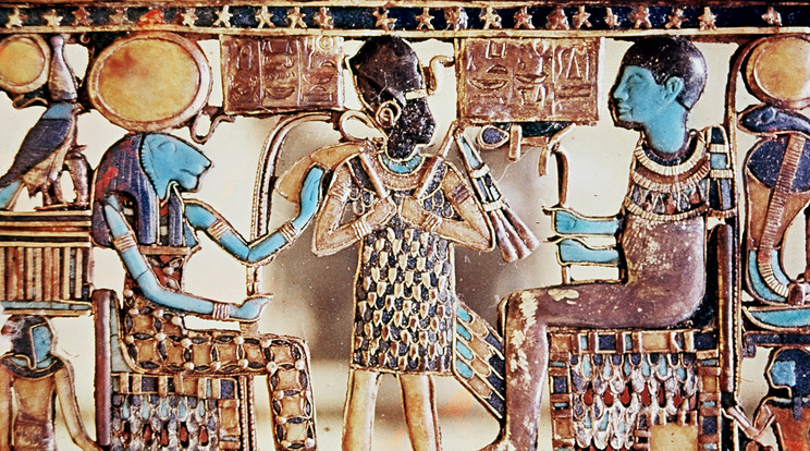 Tutanhamon (jobbra) az ábrázolás szerint Ptah (középen) és Szekmet (balra) istenek segítségével uralta Egyiptomot  /Fotó: Northfoto