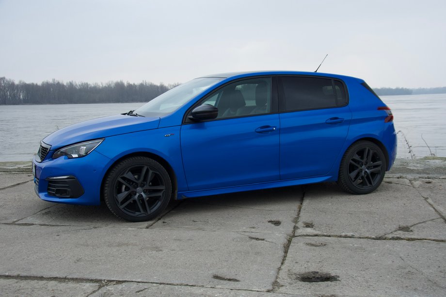 Peugeot 308 GT Pack z pakietem Black zyskuje więcej charakteru za sprawą matowej czerni w miejsce połyskującego chromu - na felgach czy listwach. 