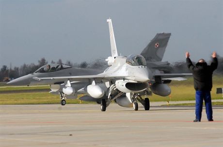 09.11.2006 PoznanLotnisko wojskowe KrzesinyPowitanie pierwszych polskich samolotow f 16fot Przemyslaw Graf/APP