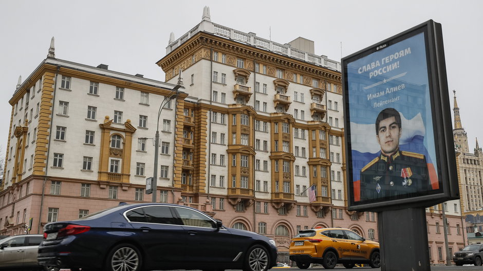 Plakat przedstawiający rosyjskiego żołnierza z hasłem "Chwała bohaterom Rosji" widoczny przed ambasadą USA w Moskwie