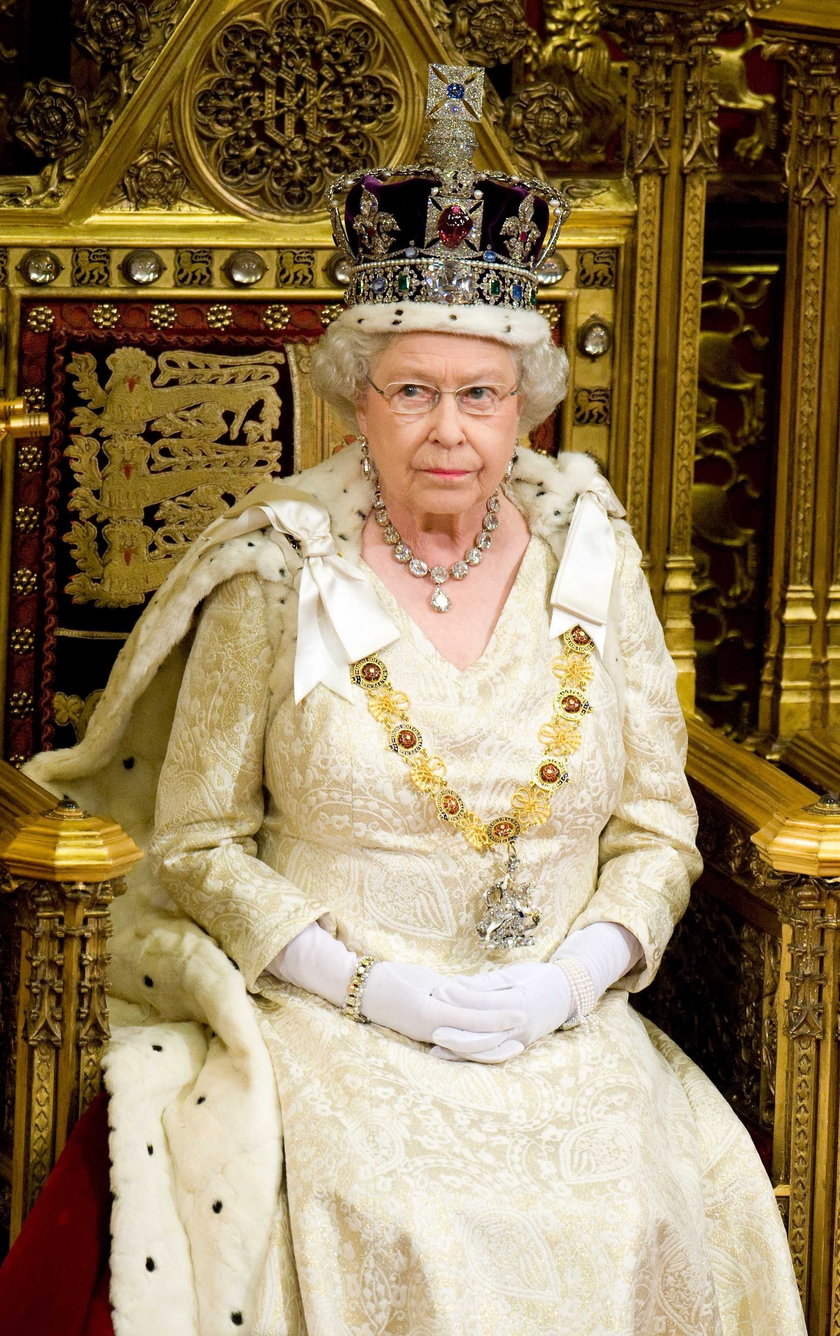 Elżbieta II w koronie
