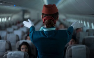 Stewardessa i steward. Jakie muszą mieć kwalifikacje i jakie mają zarobki?