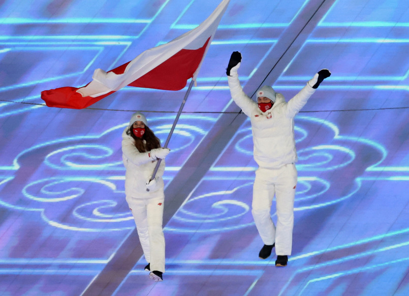 Aleksandra Król (L) i Zbigniew Bródka (P) na czele reprezentacji Polski podczas ceremonii otwarcia XXIV Zimowowych Igrzysk Olimpijskich na stadionie Narodowym w Pekinie znanym również jako