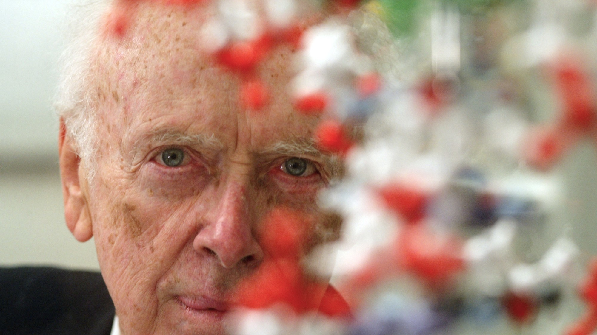 Zomrel americký molekulárny biológ a jeden z objaviteľov dvojzávitnicovej štruktúry DNA James Dewey Watson.