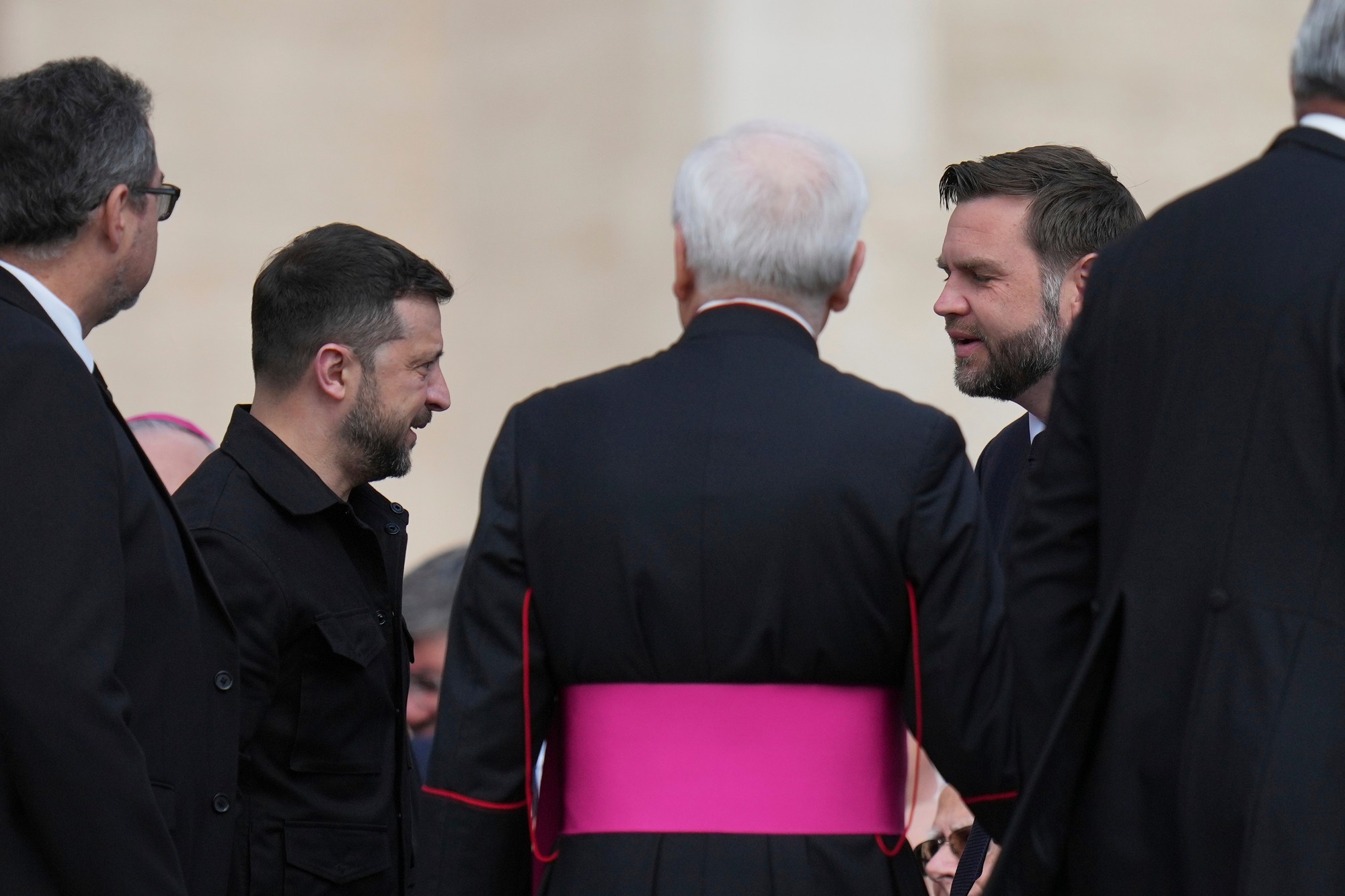 Ukrajinský prezident Volodymyr Zelenskyj (vľavo) s viceprezidentom J.D. Vanceom počas ich príchodu na slávnostnú inauguráciu pontifikátu pápeža Leva XIV. na Námestí svätého Petra vo Vatikáne.