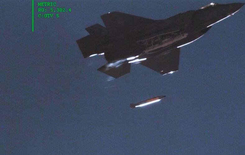 Kadr z nagrania ilustrującego przeprowadzony test F-35 i bomby B-61-12