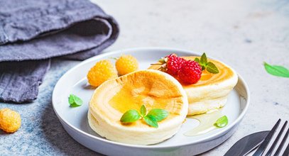 10-minutowy przepis na puchowe pancake z bananem