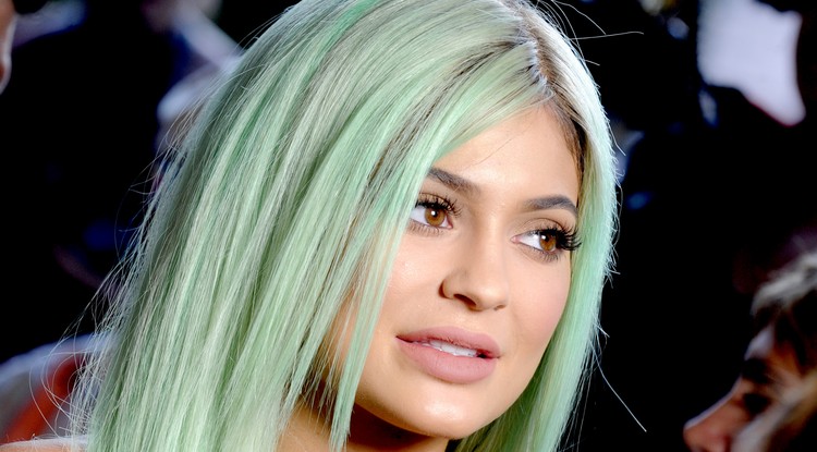 Kylie Jenner megmutatta kislányát