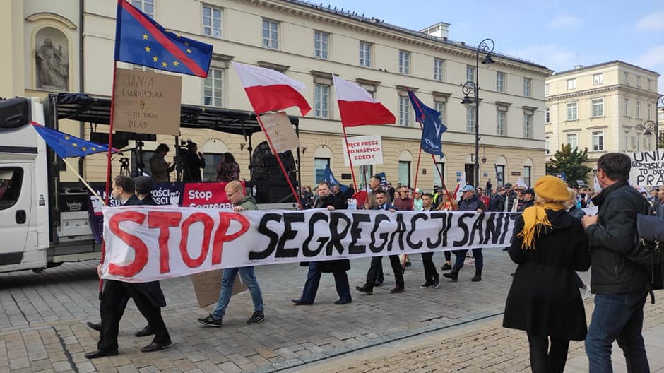 Uczestnicy Marsze Wolności i Suwerenności w Warszawie