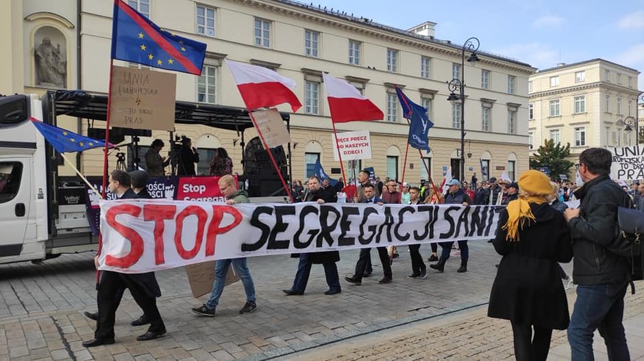 Uczestnicy Marsze Wolności i Suwerenności w Warszawie