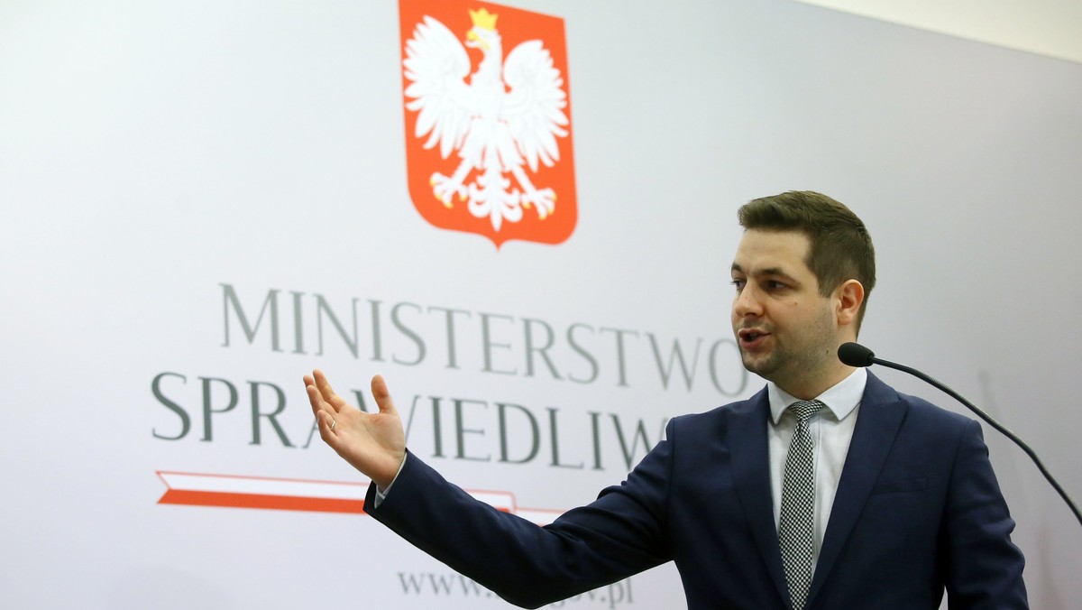 Wiceminister sprawiedliwości Patryk Jaki poinformował o swojej decyzji wieczorem poprzez publikację wpisów na Twitterze. Sprawa dotyczy planów złożenia wniosku dyscyplinarnego wobec sędzi prowadzącej cywilny proces o ochronę dóbr osobistych, wytoczony wiceministrowi przez posła PO Roberta Kropiwnickiego.