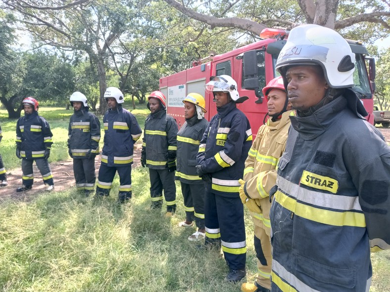 Etiopscy strażacy w trakcie szkolenia prowadzonego przez instruktorów z Polski.