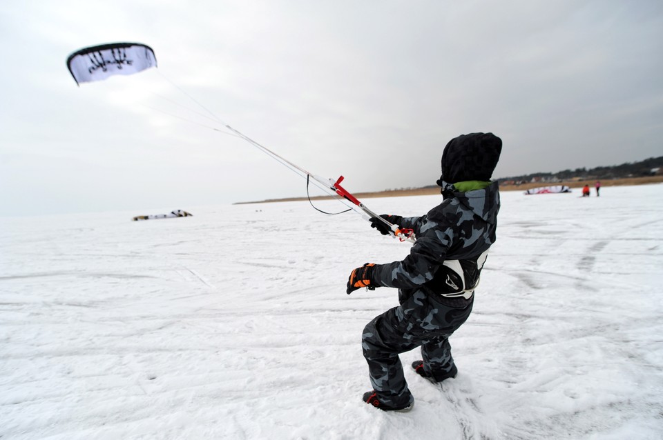 Snowkite na zamarzniętym Zalewie Wiślanym