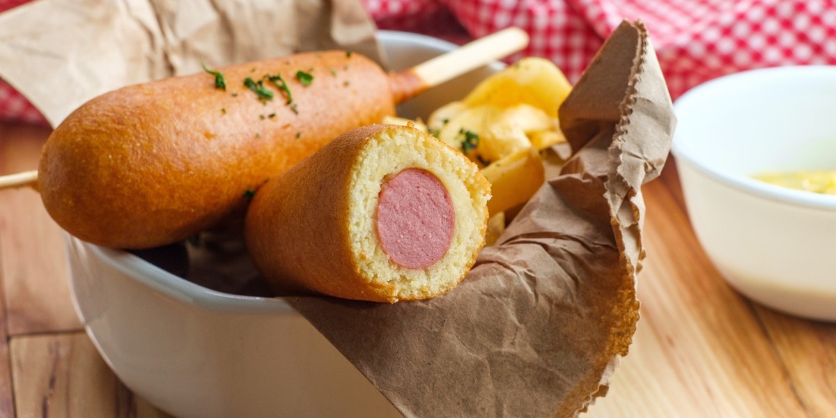 Corn dogi sprawdzą się jako ciepła kolacja lub andrzejkowa przekąska.