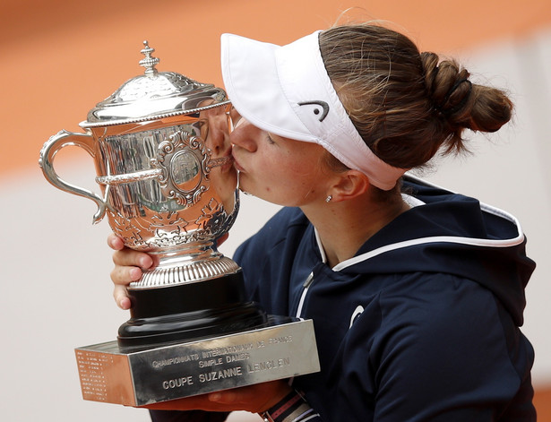 Barbara Krejcikova z trofeum za wygranie French Open