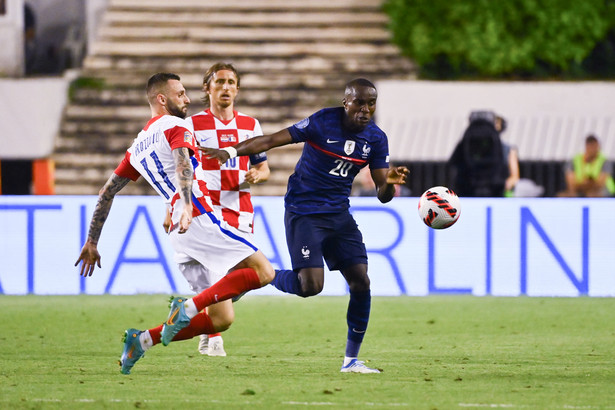 Chorwat Marcelo Brozovic (L) i Francuz Moussa Diaby (P) podczas meczu Ligi Narodów