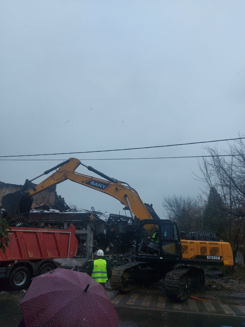 Ovako ovog prepodneva izgleda ispred izgorele kineske robne kuće u Obrenovcu