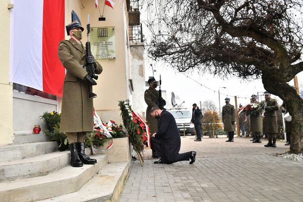 Obchody Narodowego Dnia Pamięci Żołnierzy Wyklętych. Prezydent Andrzej Duda składa wieniec