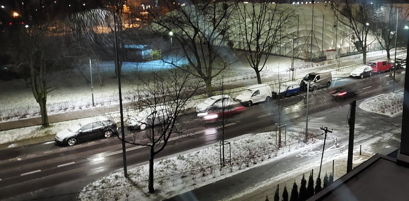 Zima w Warszawie zaskoczyła drogowców. Ulice momentalnie zasypane śniegiem, paraliż i  utrudnienia w kursowaniu autobusów i tramwajów