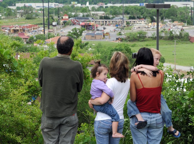 Ludzie przyglądają się zniszczeniom po przejściu żywiołu