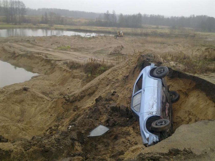 Groza! Auto zawisło nad przepaścią! FOTO